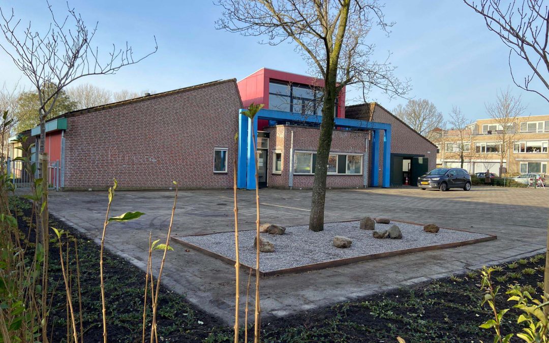 Gat in dak door vuurwerkbom