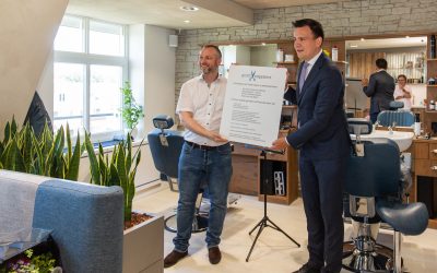 Wethouder opent nieuwe kapsalon Gratis Kapper