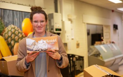 World Servants groep doneert stollen aan Voedselbank