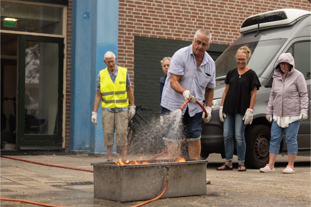 Een brandblusoefening met vrijwilligers van de Voedselbank