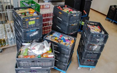 Biddagactie levert 100 kratten voedsel op voor Voedselbank Katwijk