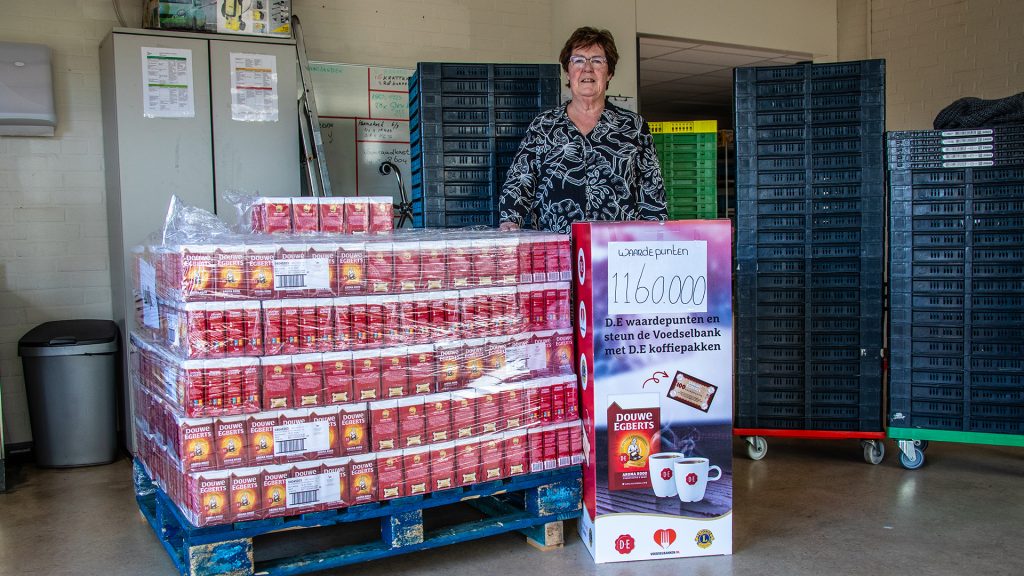 Vrijwilliger met een pallet koffiepakken