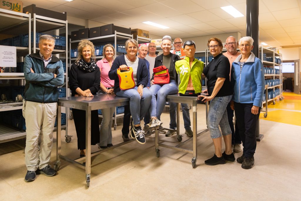Het BHV team van de Voedselbank met instructeur Peter Hartman (tweede van rechts)