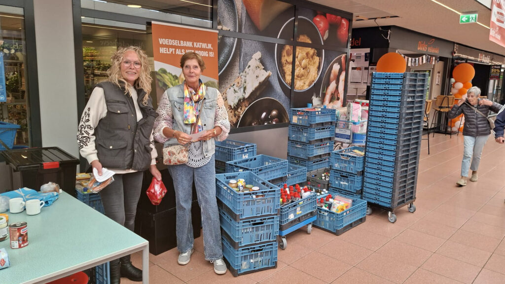 Vrijwilligers Alice en Corinda bij Albert Heijn in de Hoornespassage